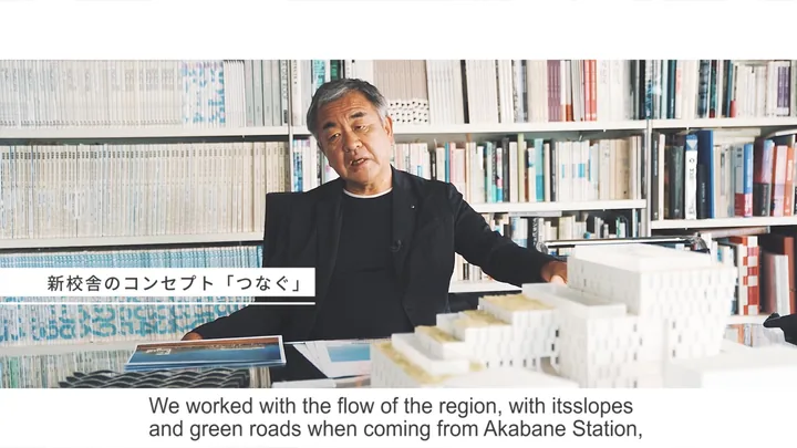 Kengo Kuma at a model of the new school building — the concept 「つなぐ」
